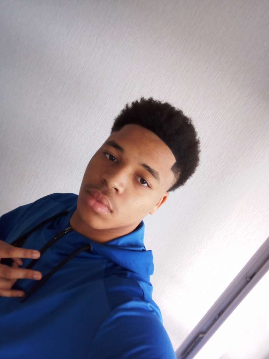Profil de Eddine, 22 ans, Cruising gay à Saillon