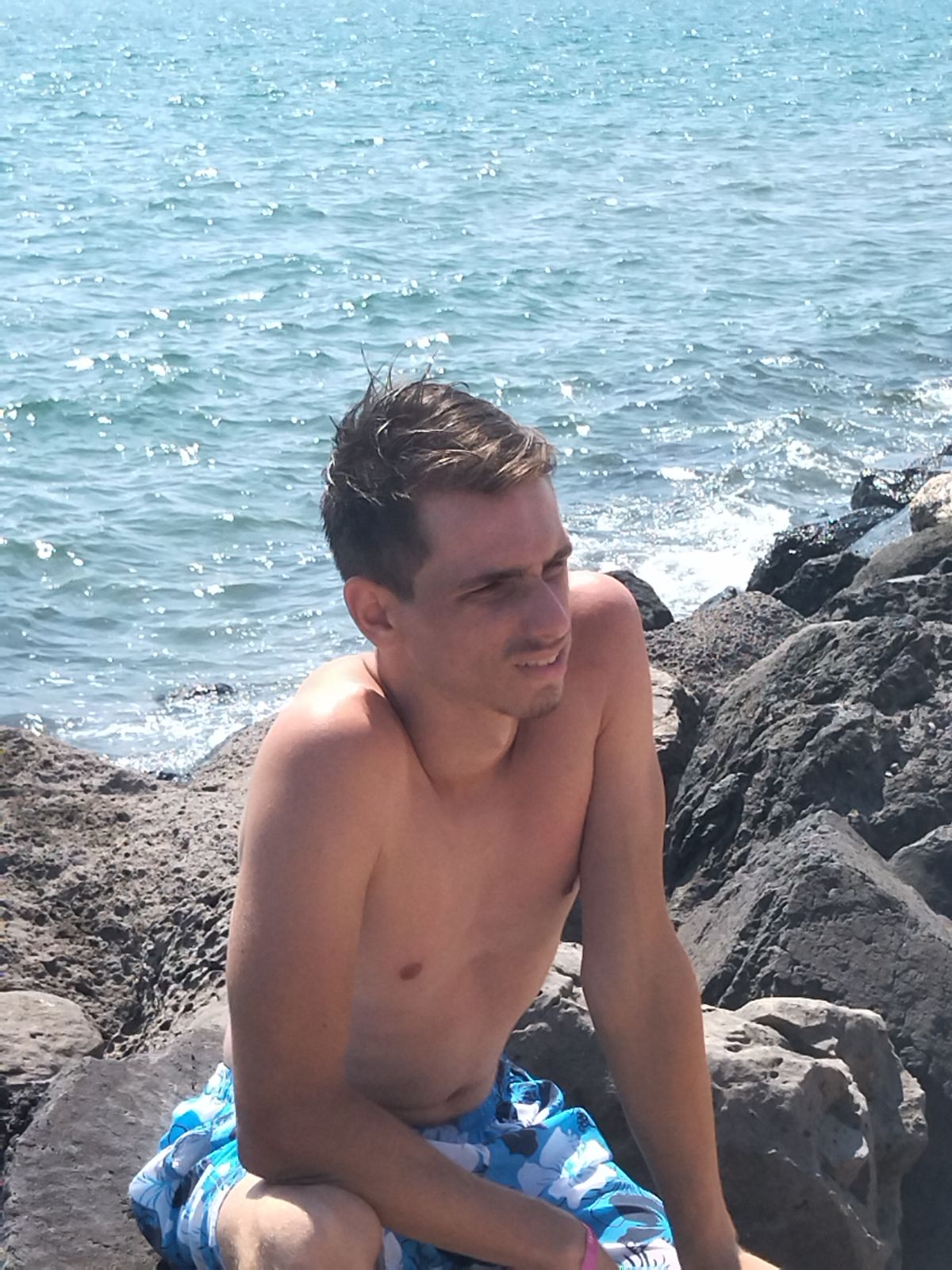 Profil de Arold, 19 ans, Cruising gay à Lanzenhäusern