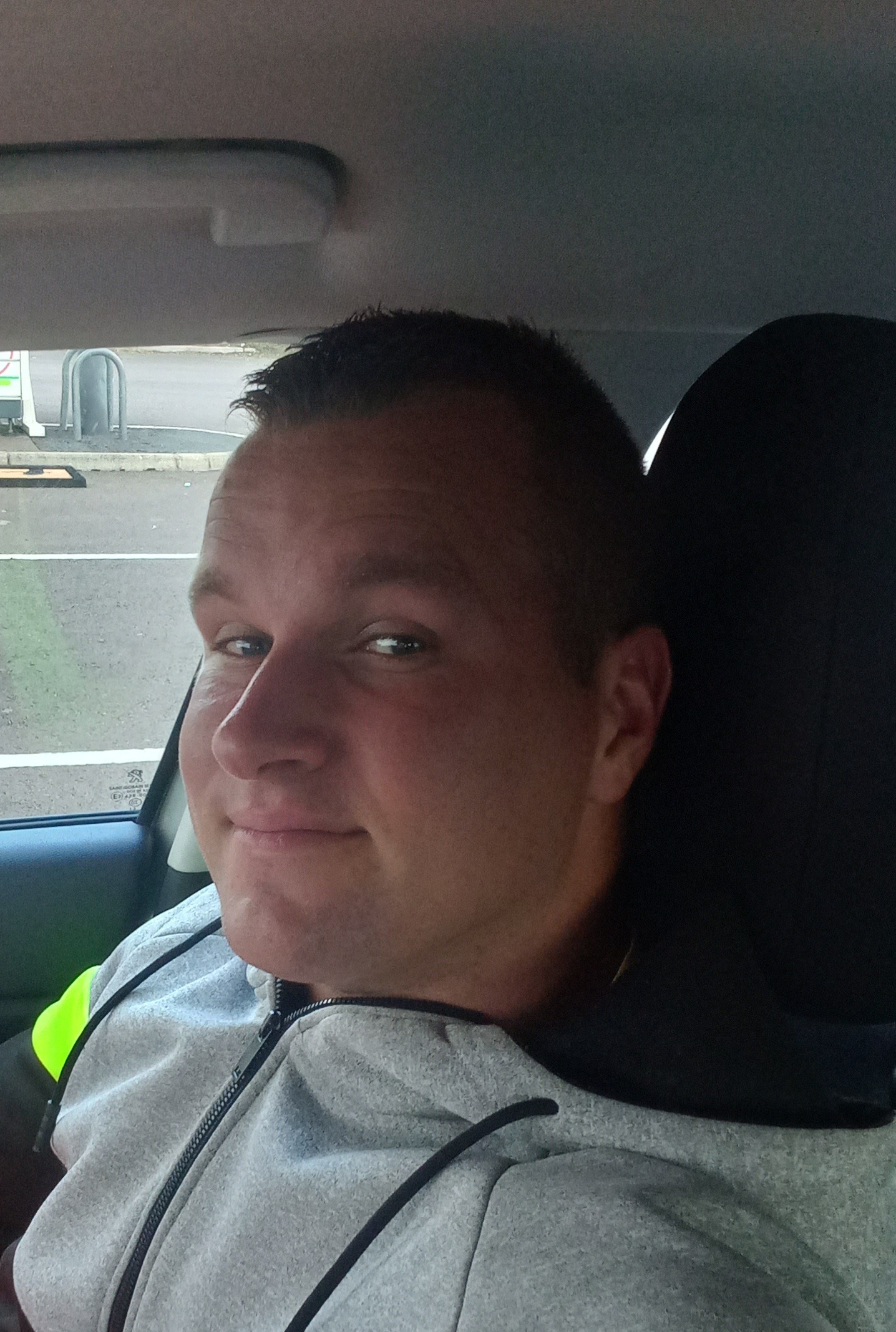Profil de Hachemi, 27 ans, Cruising gay à Boswil