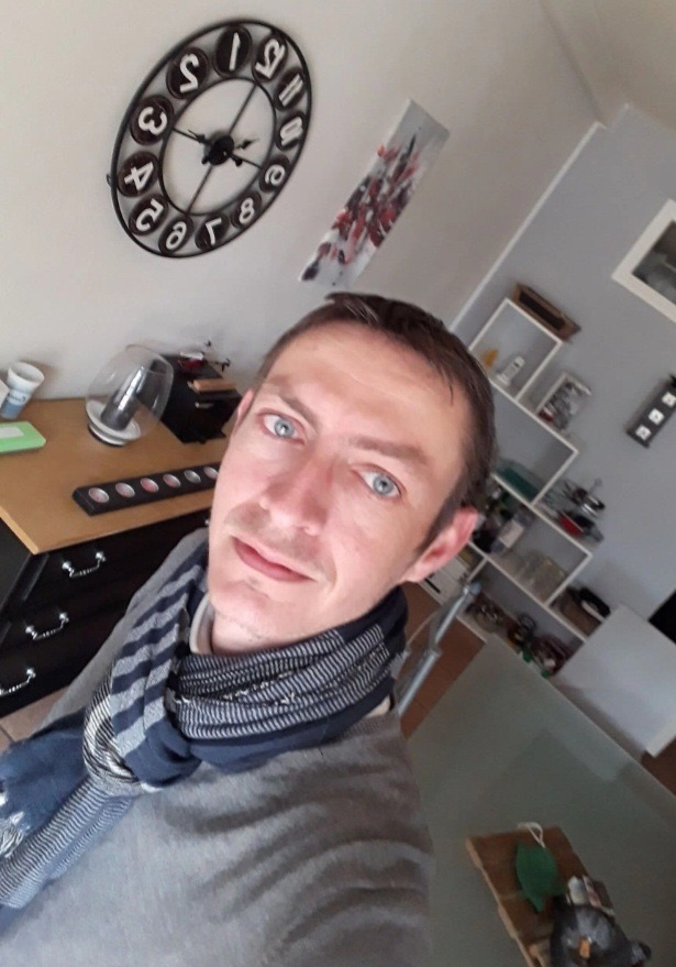 Profil de Camerone, 37 ans, Cruising gay à Liesberg