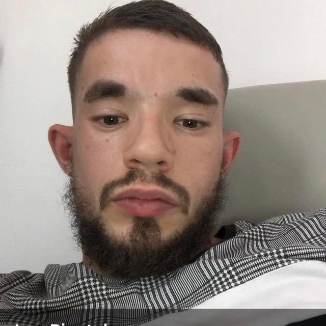 Profil de Artiom, 24 ans, Cruising gay à Bösingen